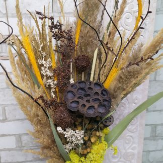 Композиція з колосків, природних гілок та сухоцвітів у декоративній вазі з кори.