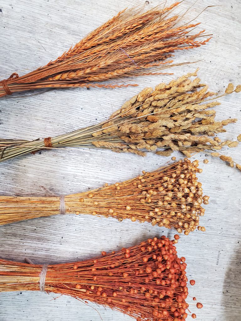 Сухоцвіти фарбовані помаранчеві, жовті колоски в букетах.