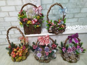 Кошики новорічні прикраси із шишок