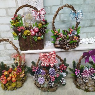 Кошики новорічні прикраси із шишок